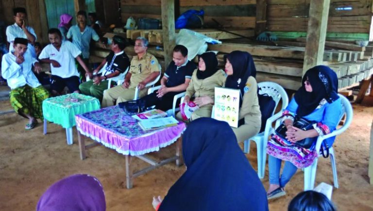 SUASANA PELAYANAN KESEHATAN DI DESA ULU KONAWEEHA KECAMATAN SAMATURU TEPATNYA DI LAKUYA OLEH DINAS KESEHATAN KABUPATEN KOLAKA.FOTO:HUMAS DINKES FOR KOLAKA POS